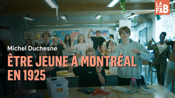 Élèves en classe, tenant des avions en papier, ambiance joyeuse.