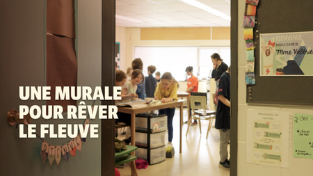 Des élèves travaillent sur des dessins dans une salle de classe.