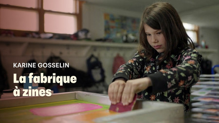 Une élève crée un zine avec une presse à sérigraphie.