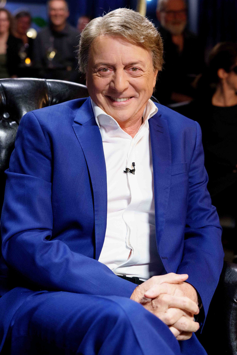 Jean-Luc Mongrain assis dans le studio de Pour une fois.