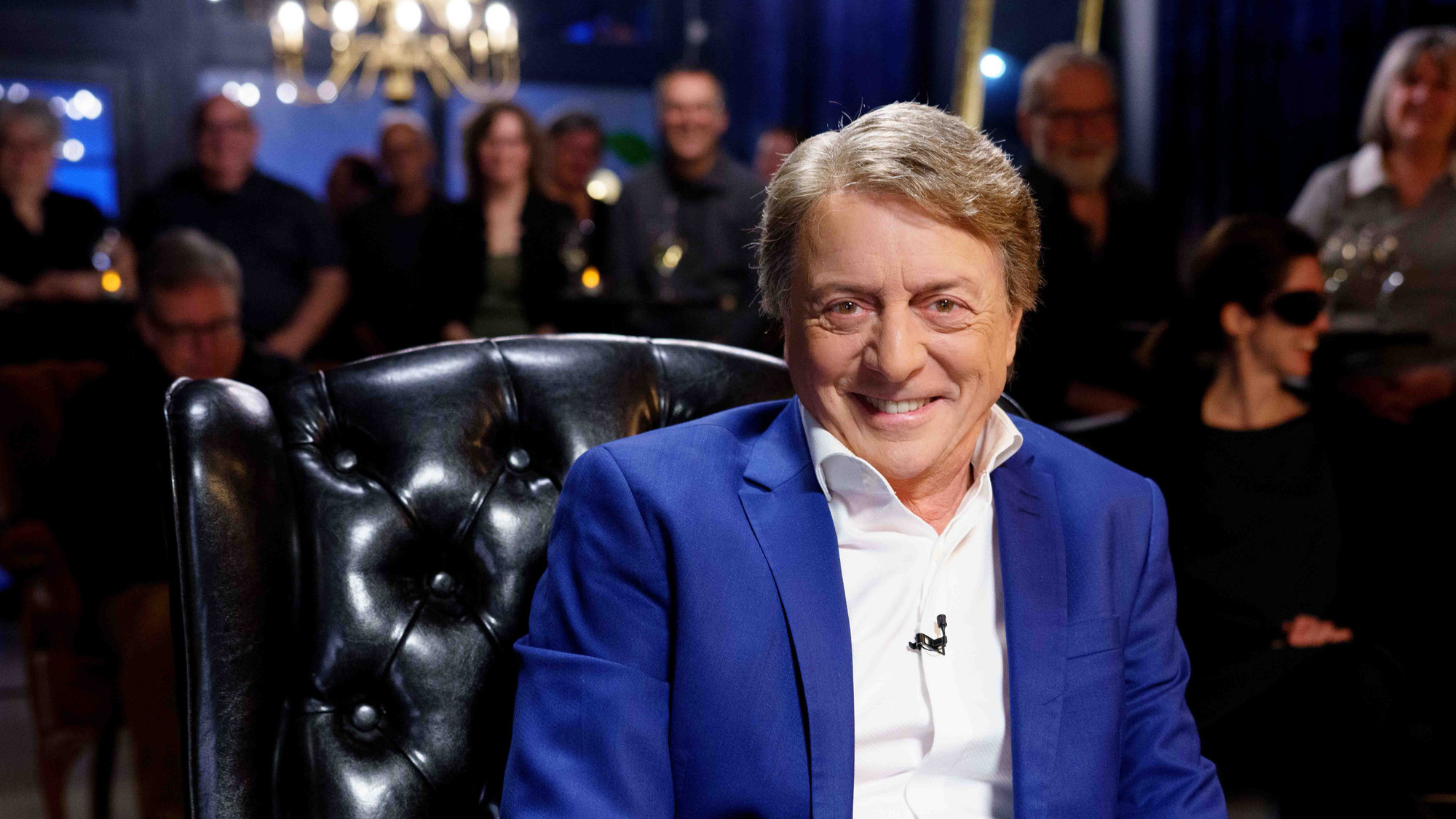 Jean-Luc Mongrain assis dans le studio de Pour une fois.